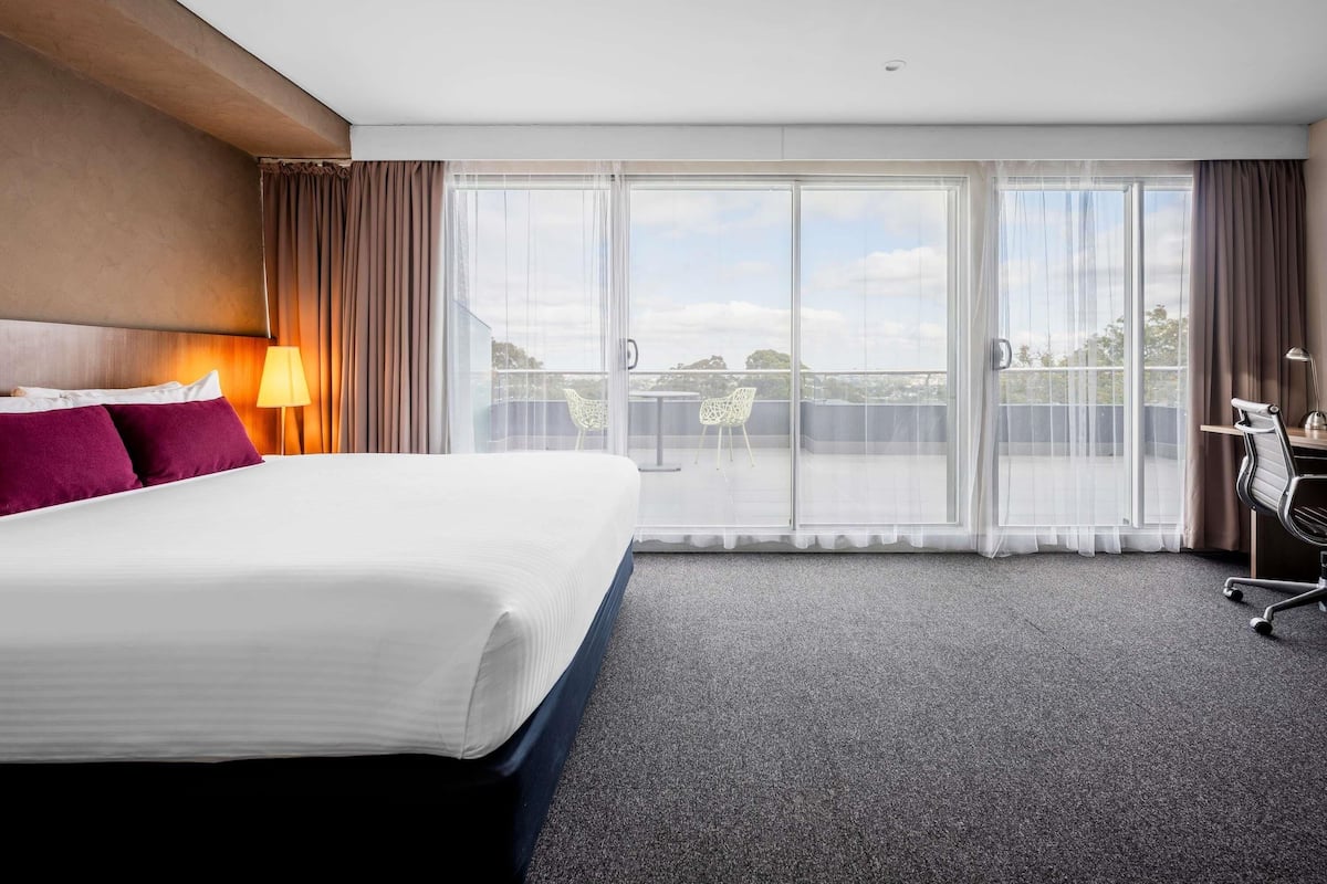 Privilege, Suite junior, 1 cama King size, balcón | Ropa de cama de alta calidad y caja de seguridad en la habitación