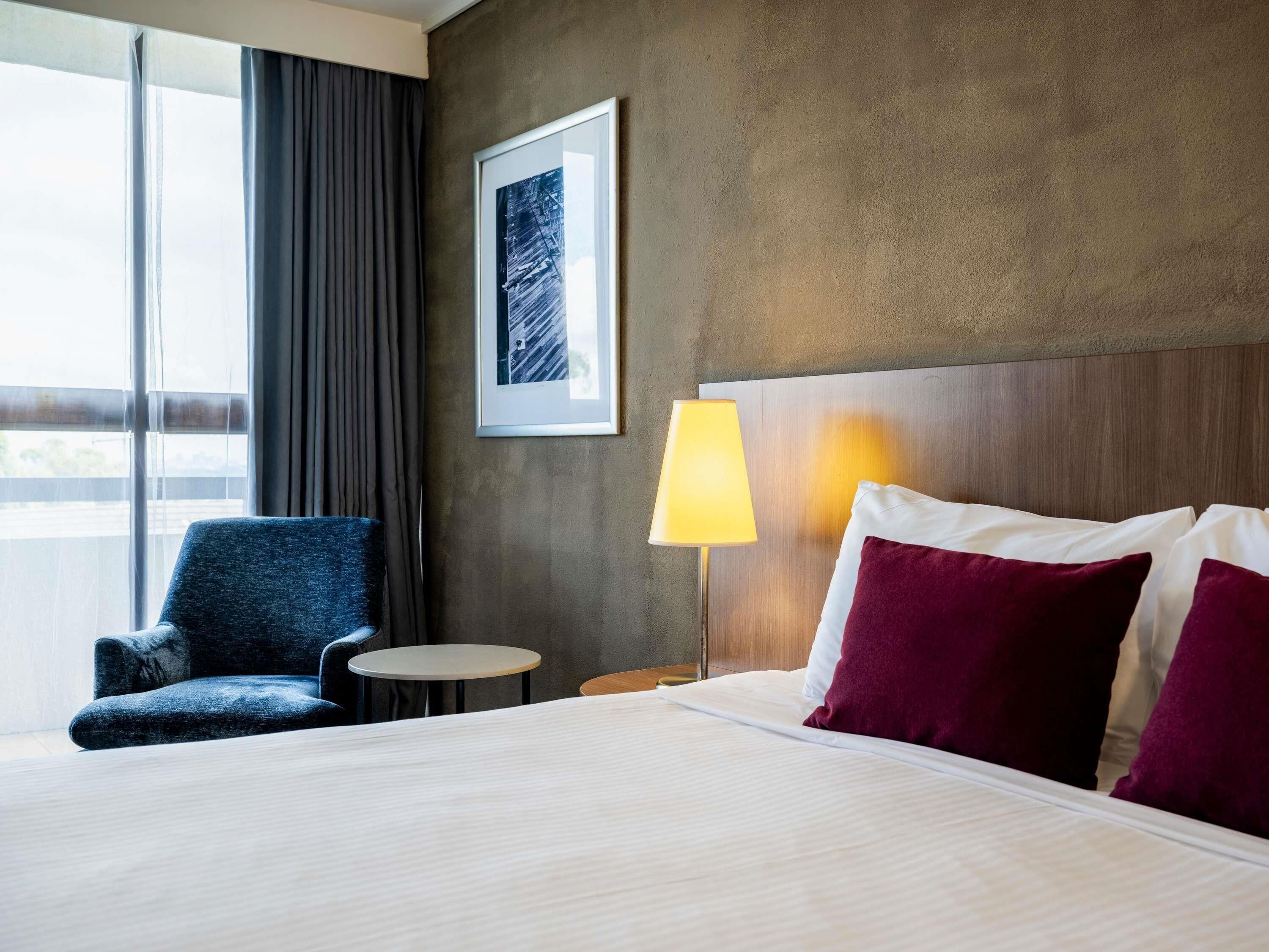 Habitación superior, 1 cama King size, balcón | Ropa de cama de alta calidad y caja de seguridad en la habitación 