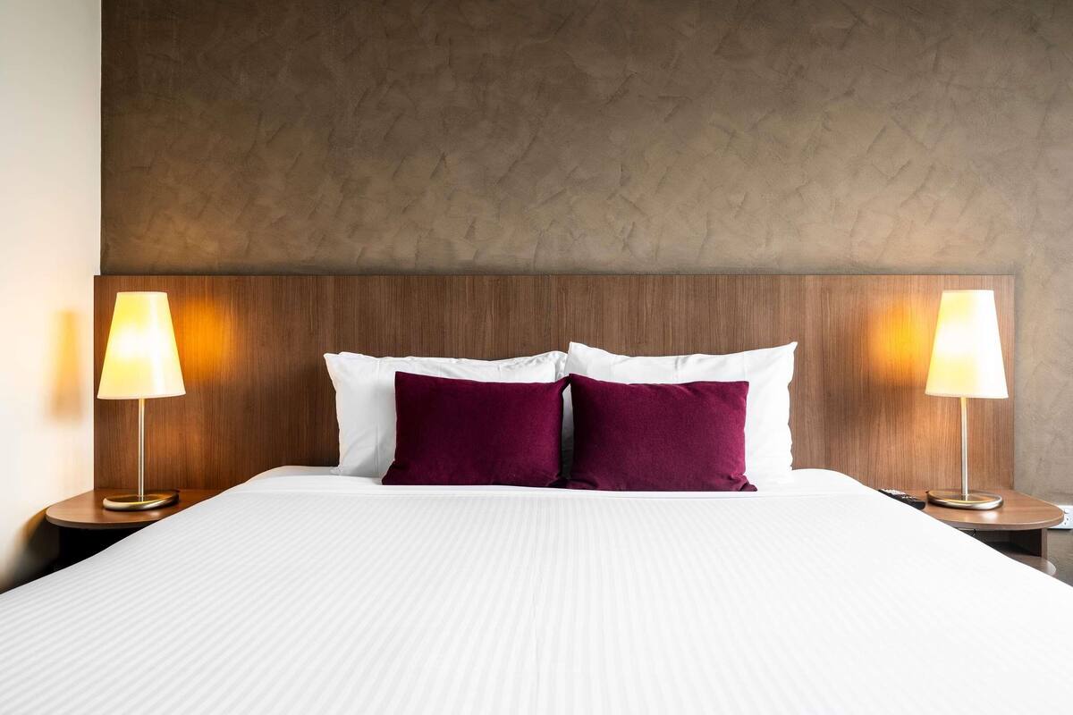 Classic Room, 1 King Bed | Premium bedding, in-room safe, desk, laptop workspace
