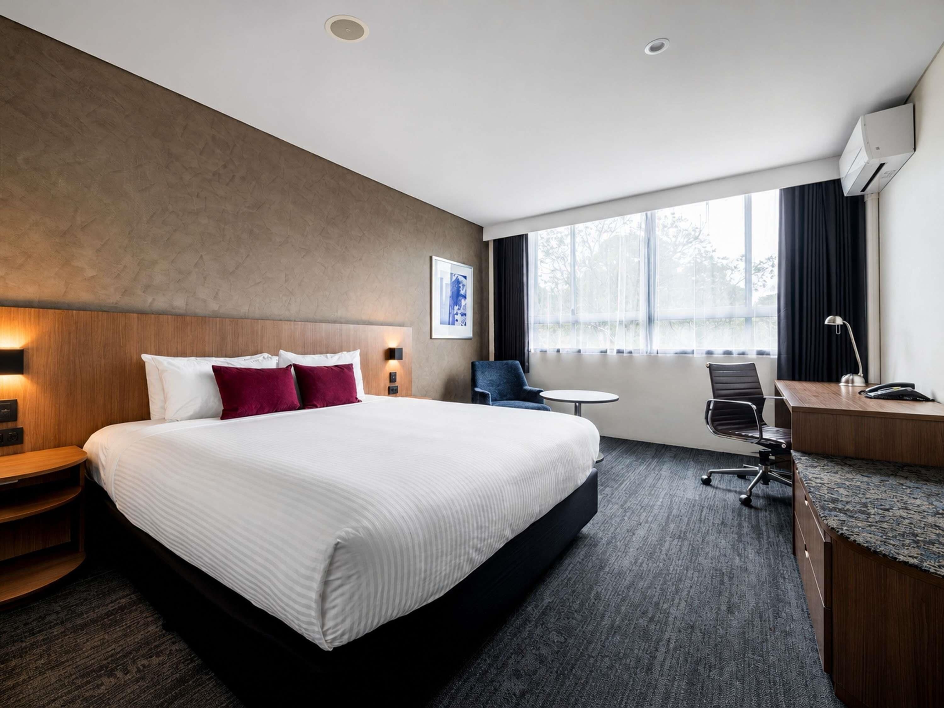 Classic Room, 1 King Bed | Premium bedding, in-room safe, desk, laptop workspace