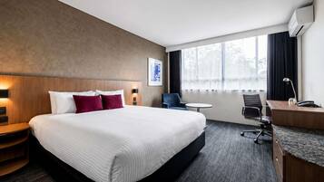 Classic Room, 1 King Bed | Premium bedding, in-room safe, desk, laptop workspace
