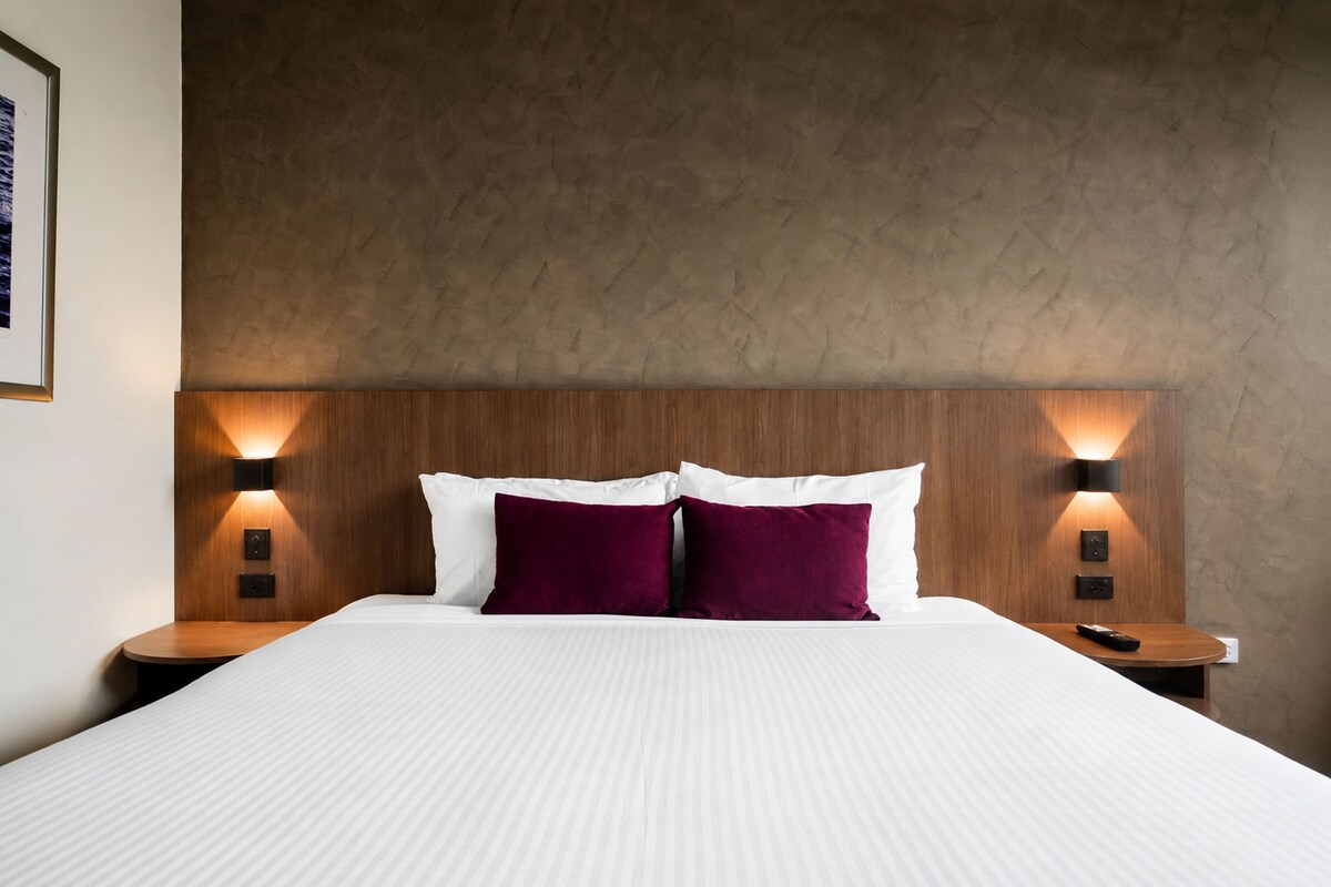 Premium bedding, in-room safe, desk, laptop workspace