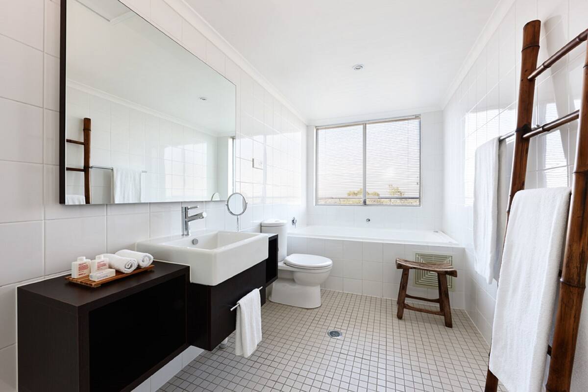 urban sweet room | bathroom | designer toiletries, hair dryer, bathrobes, slippers