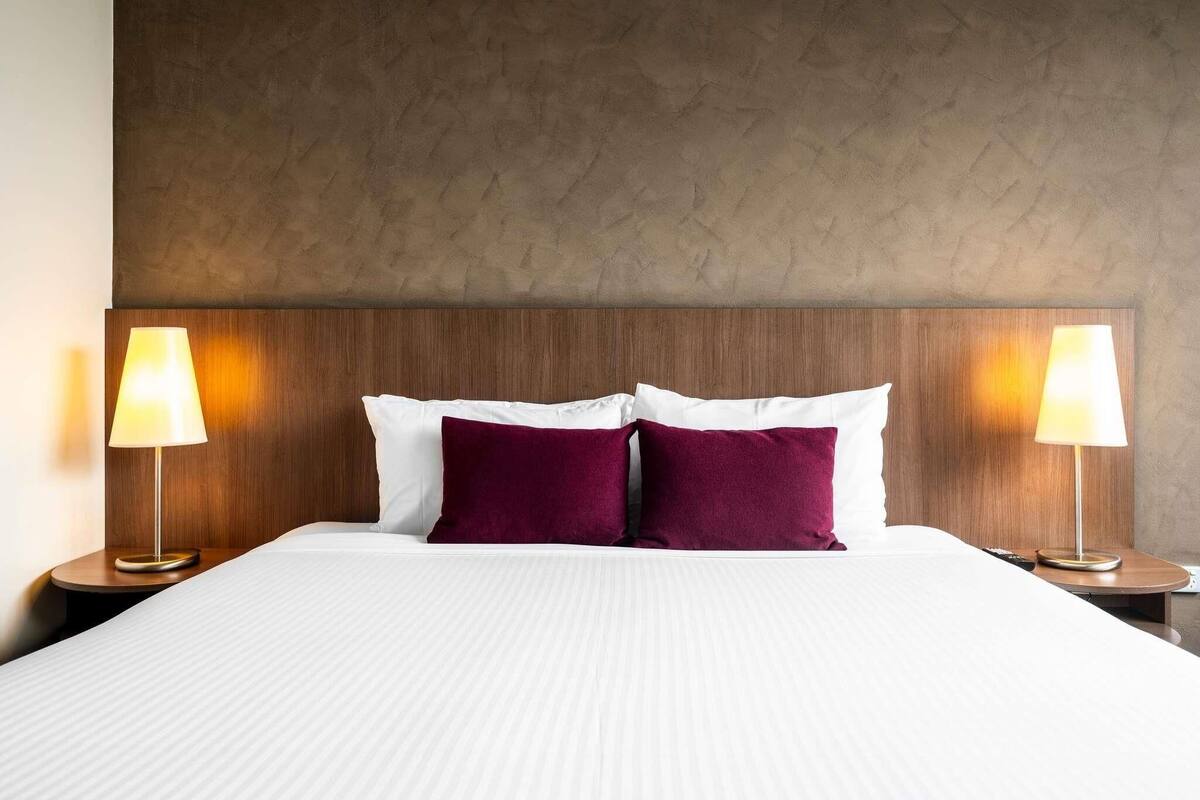 Quarto clássico, 1 cama King | Roupas de cama premium, cofres nos quartos, escrivaninha