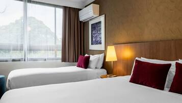 Luxe beddengoed, een kluis op de kamer, een bureau, een laptopwerkplek