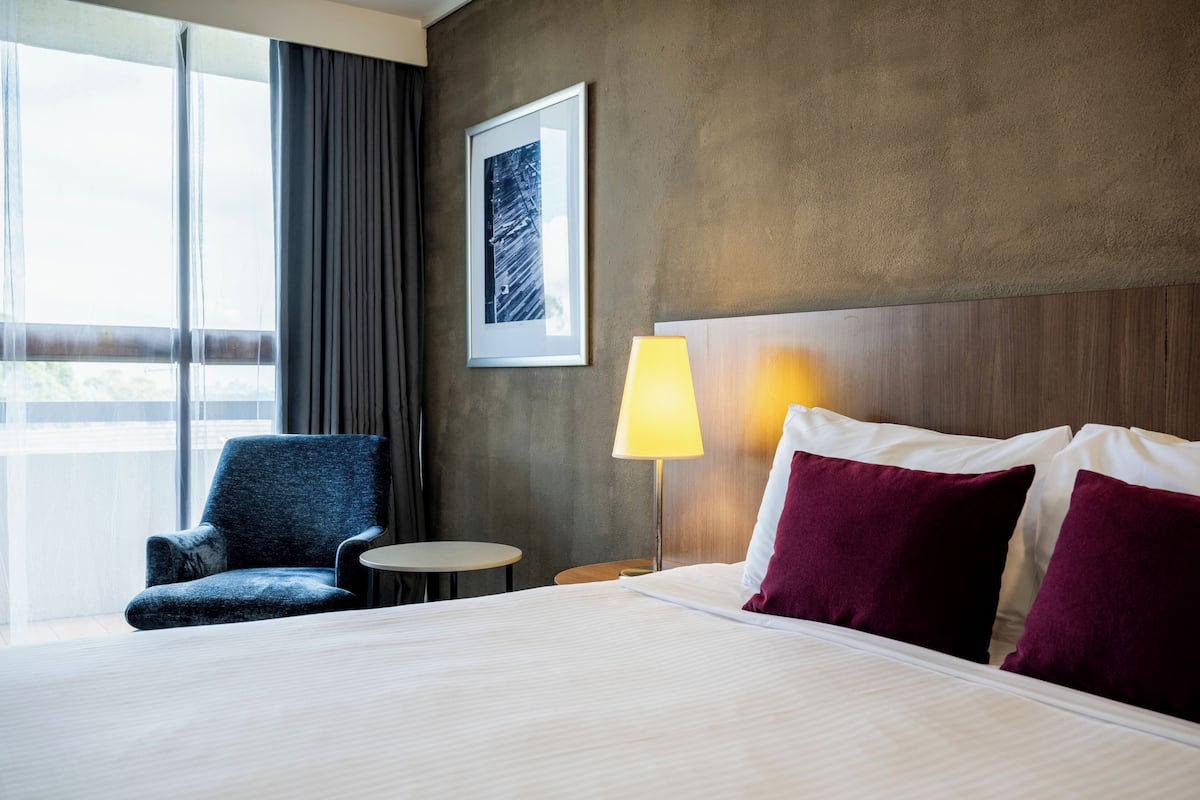 Room, Balcony (Urban) | 1 bilik tidur, peralatan tempat tidur premium, peti besi dalam bilik