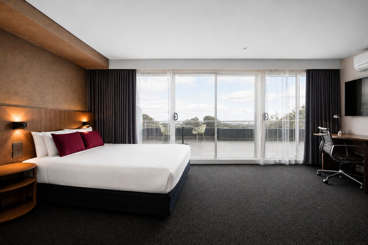 Premium bedding, in-room safe, desk, laptop workspace