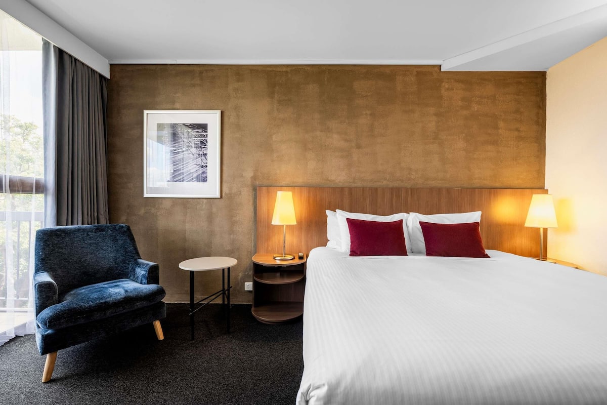 Superior Room, 1 King Bed, Balcony