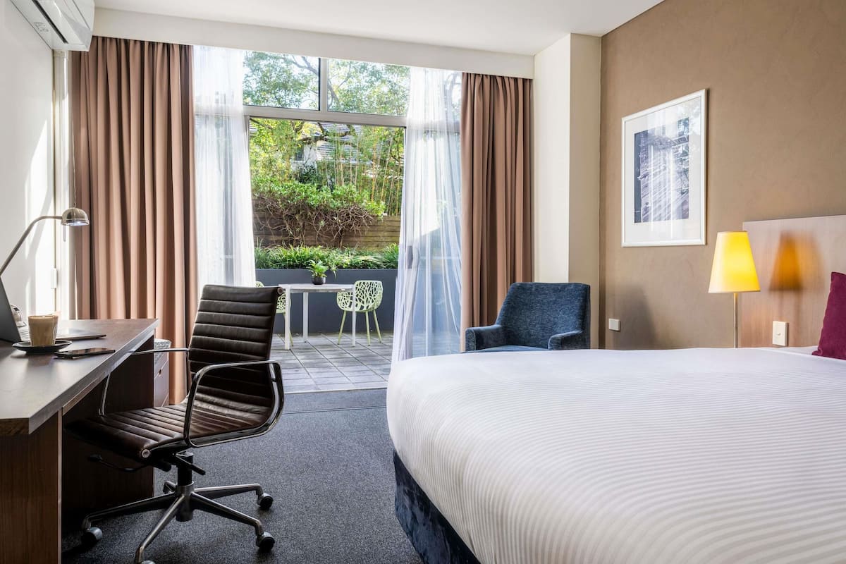 Habitación superior, 1 cama King size, patio | Ropa de cama de alta calidad y caja de seguridad en la habitación