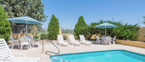 Piscine extérieure, accès possible de 10 h à 21 h, chaises longues