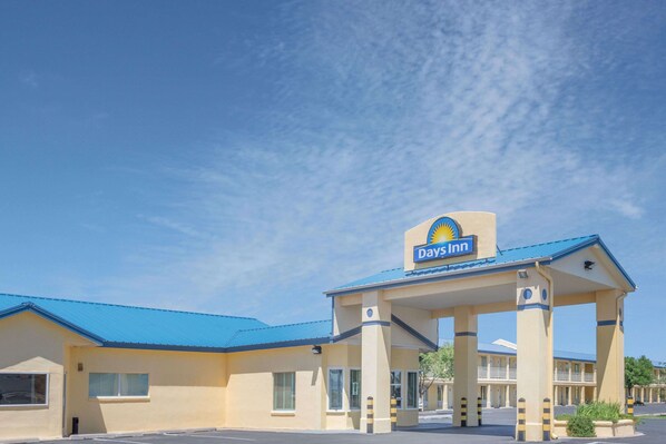 A Days Inn with a blue roof and a yellow facade, featuring a prominent sign above the entrance. - Days Inn by Wyndham Deming (Deming)