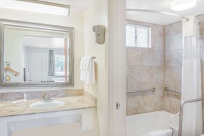 Eco-friendly toiletries, hair dryer, towels - Days Inn by Wyndham Deming (Deming)