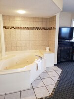 Bañera con ducha, bañera de hidromasaje, artículos de tocador gratuitos