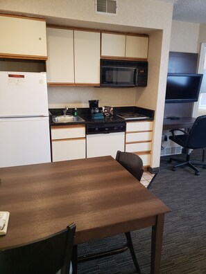 Suite superior, 1 cama King size y sofá cama, hidromasaje (One-Bedroom) | Cocina privada | Refrigerador con congelador, cafetera y tetera y congelador 