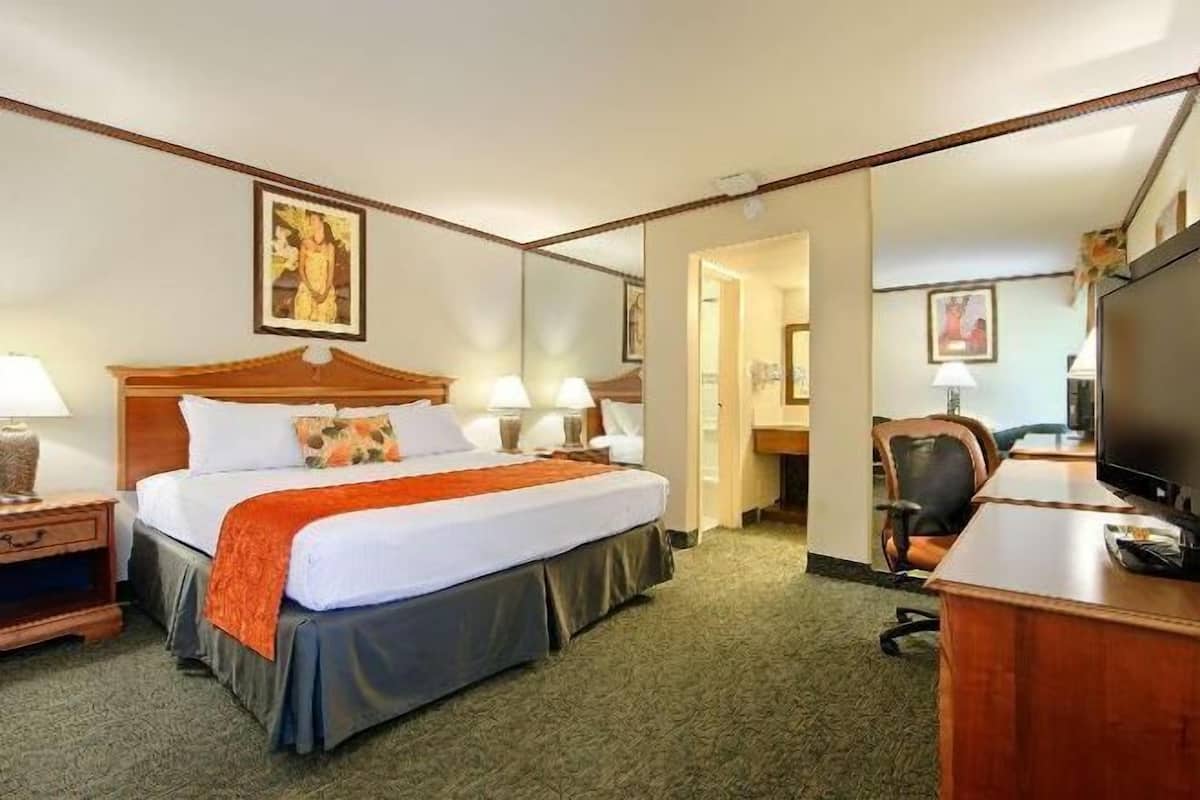 Escritorio, cortinas blackout y tabla de planchar con plancha