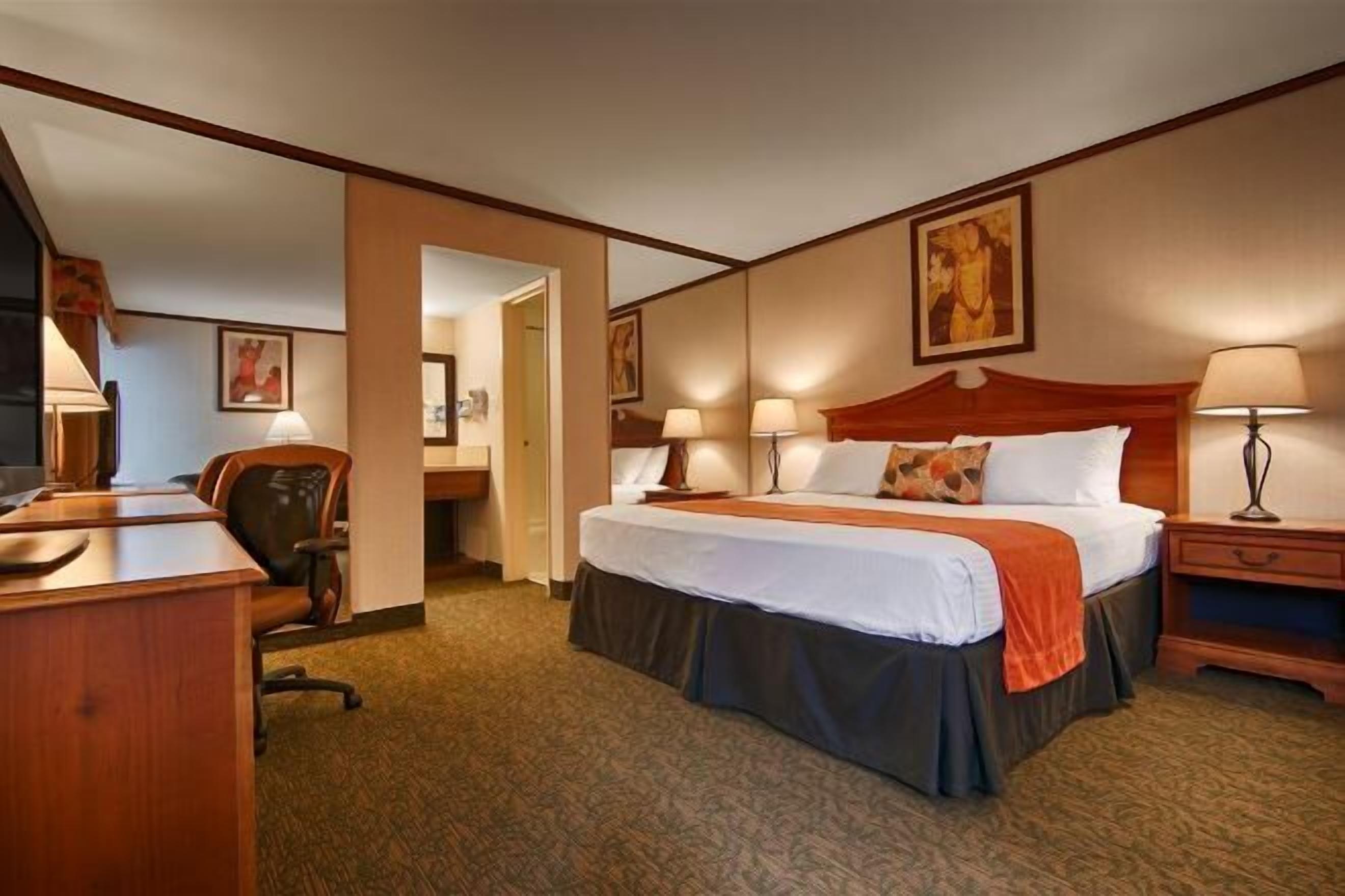 Zimmersafe, Schreibtisch, Verdunkelungsvorhänge, Bügeleisen/Bügelbrett