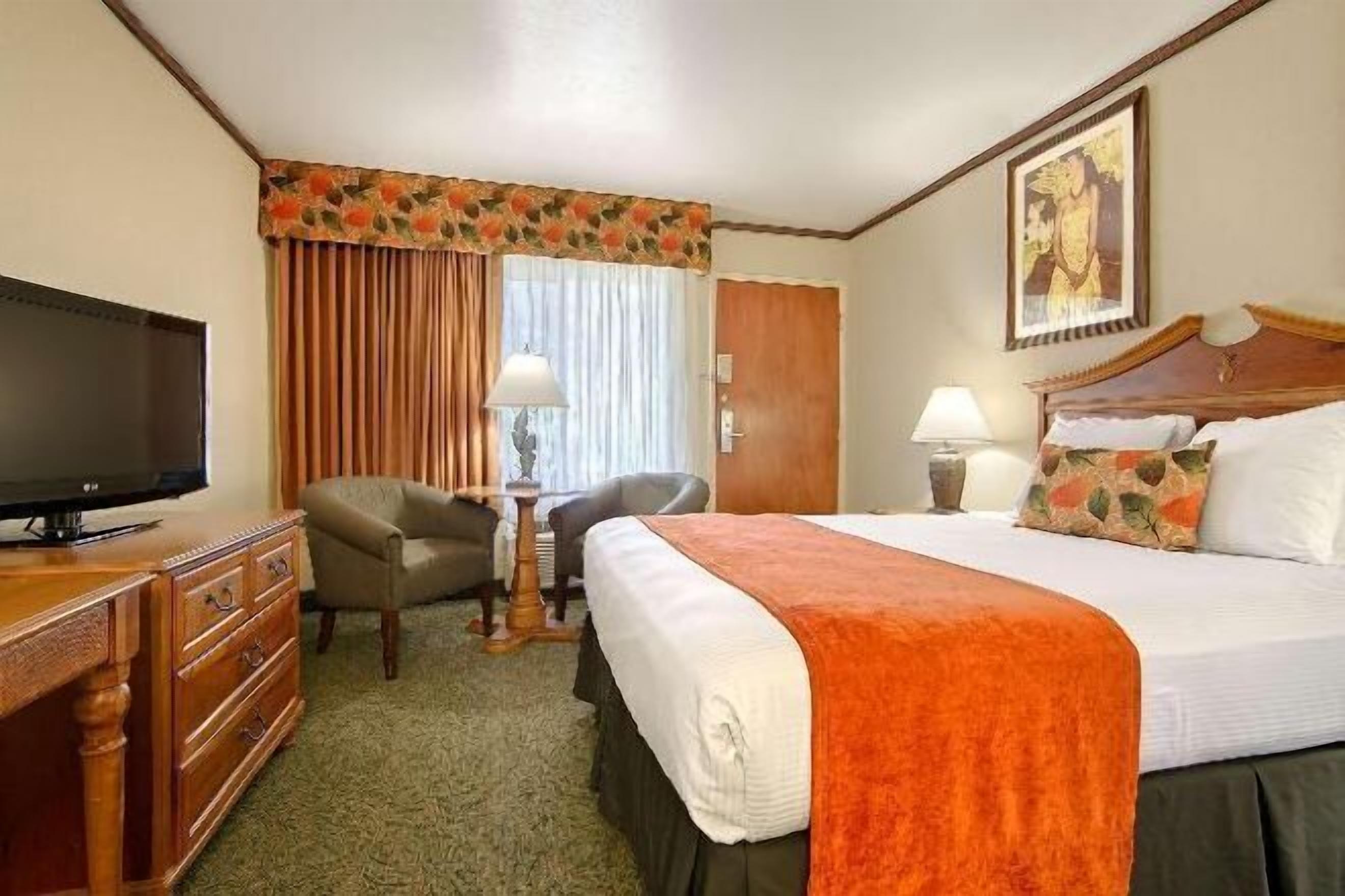 Skrivebord, blendingsgardiner og strykejern/-brett