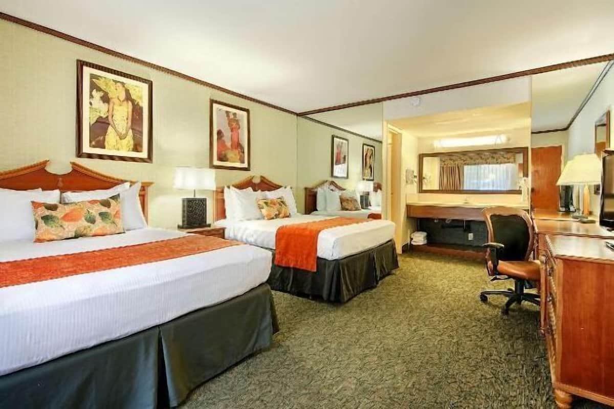 Escritorio, cortinas blackout y tabla de planchar con plancha