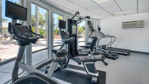 Una palestra con tapis roulant, ellittiche e cyclette.