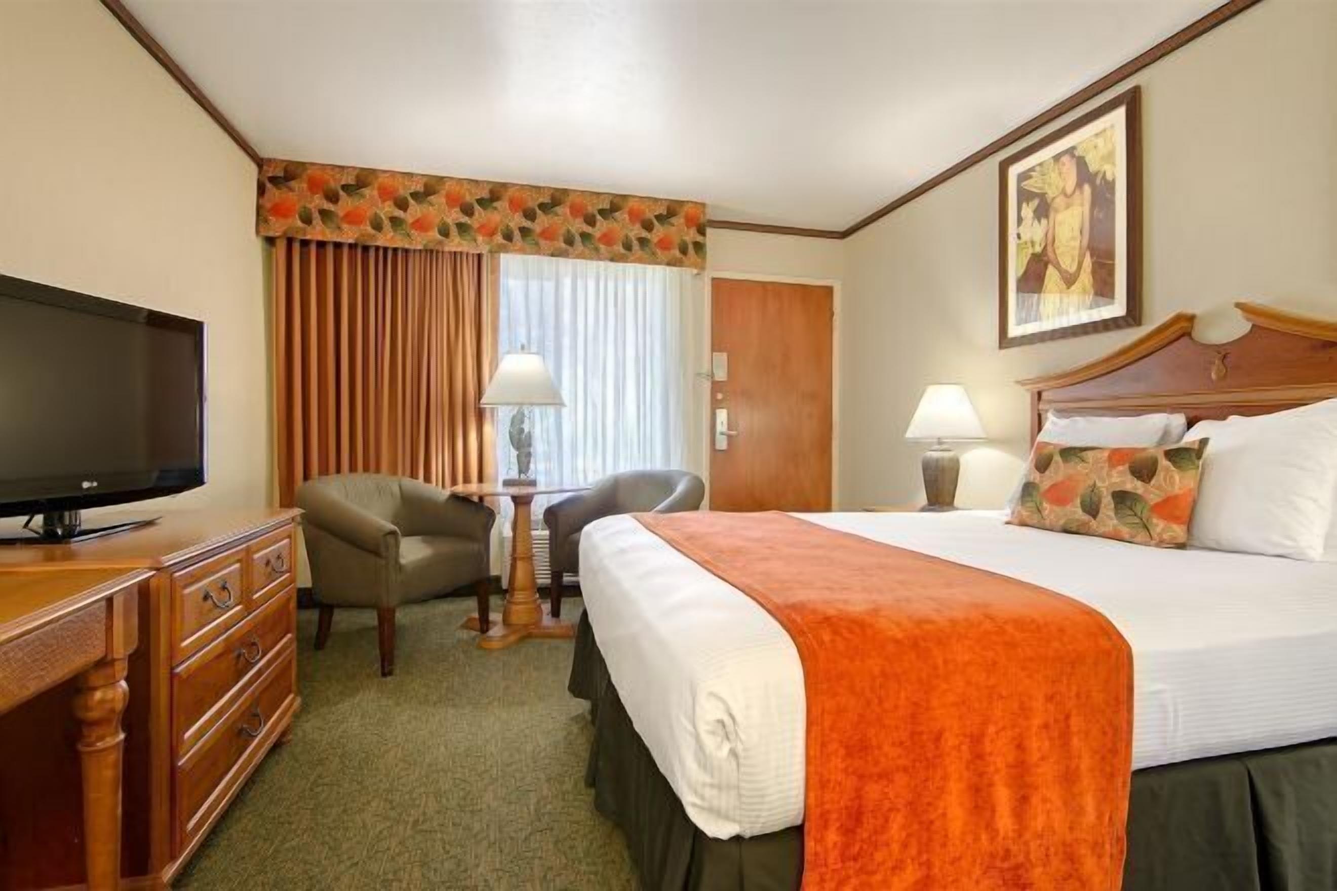 Zimmersafe, Schreibtisch, Verdunkelungsvorhänge, Bügeleisen/Bügelbrett