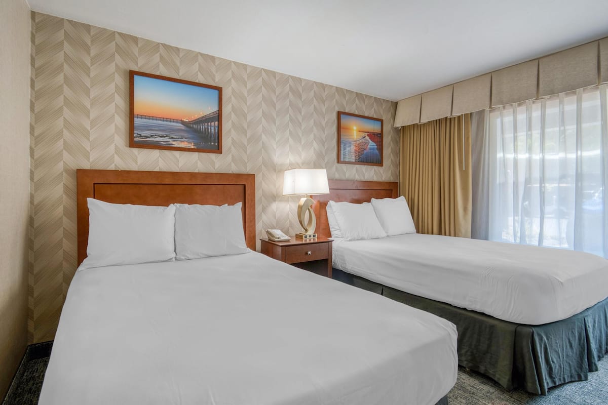 Escritorio, cortinas blackout y tabla de planchar con plancha