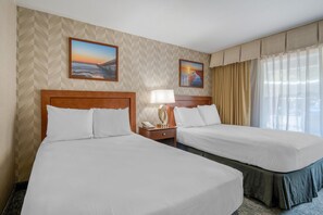 Escritorio, cortinas blackout y tabla de planchar con plancha 