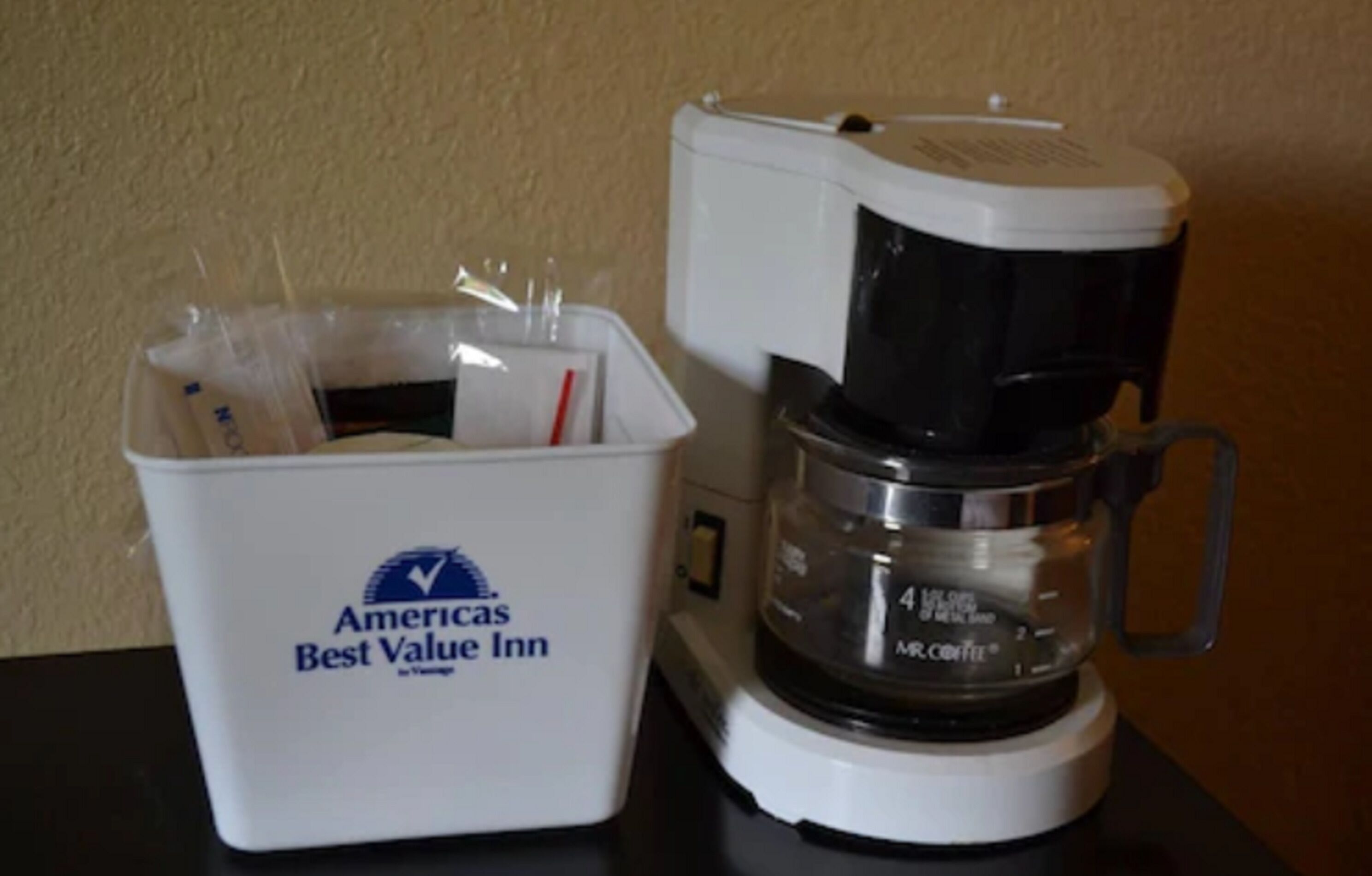Een koffiezetapparaat en een opslagcontainer met het logo van Americas Best Value Inn.
