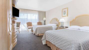 Een bureau, een strijkplank/strijkijzer, gratis babybedden, gratis wifi