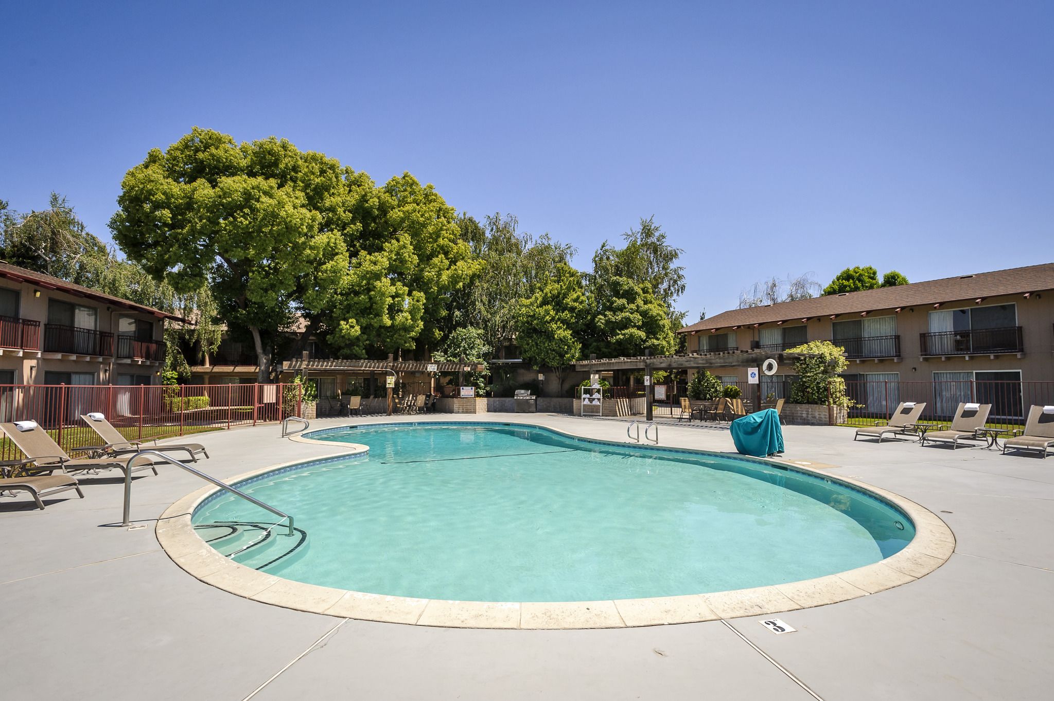 室外游泳池，11:00 至 20:00 开放，池畔遮阳伞，日光浴躺椅