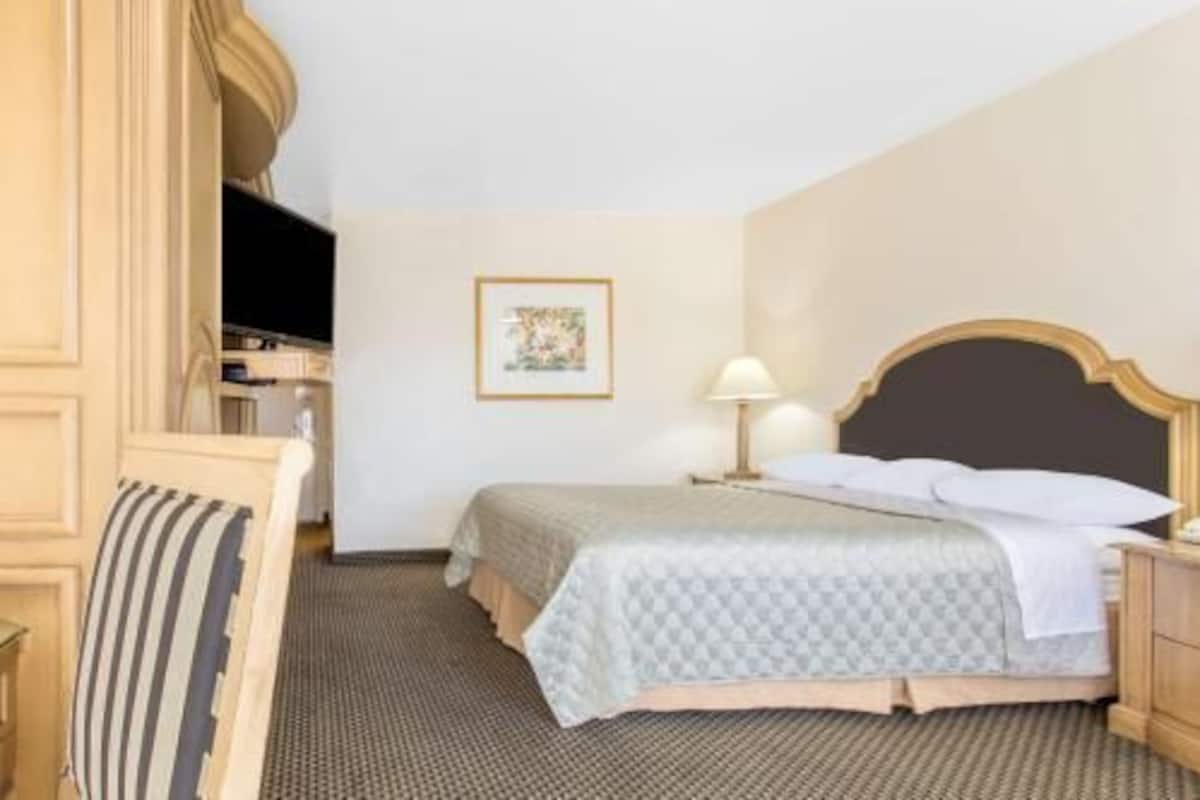 Desk, iron/ironing board, free cribs/infant beds, free WiFi