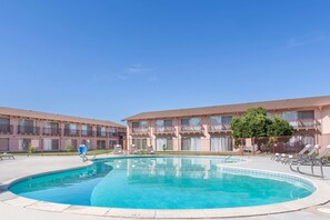 Piscine extérieure, parasols de plage, chaises longues