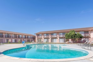 Piscine extérieure, parasols de plage, chaises longues