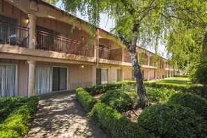 Property grounds - Days Inn by Wyndham Modesto (Modesto)