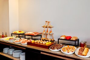 Petit déjeuner, déjeuner et dîner servis sur place