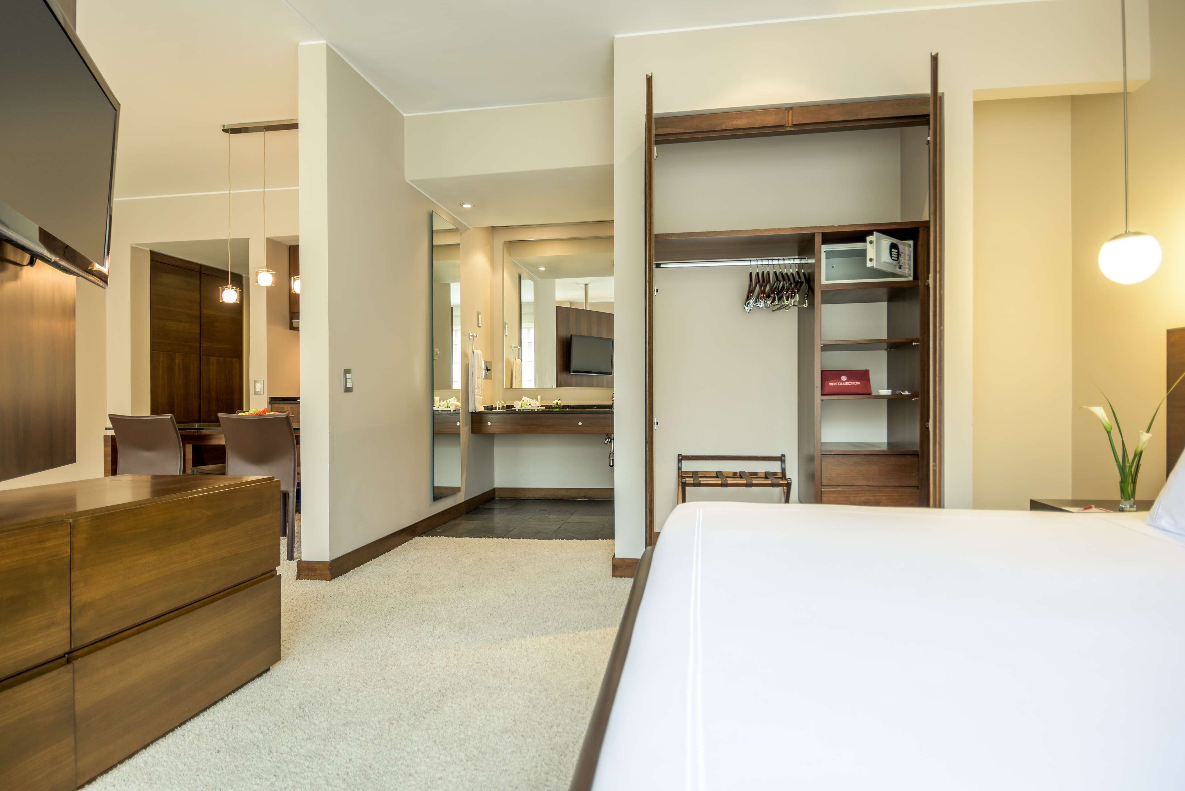 1 bedroom, premium bedding, minibar, in-room safe