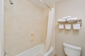 Combined shower/tub, free toiletries, hair dryer