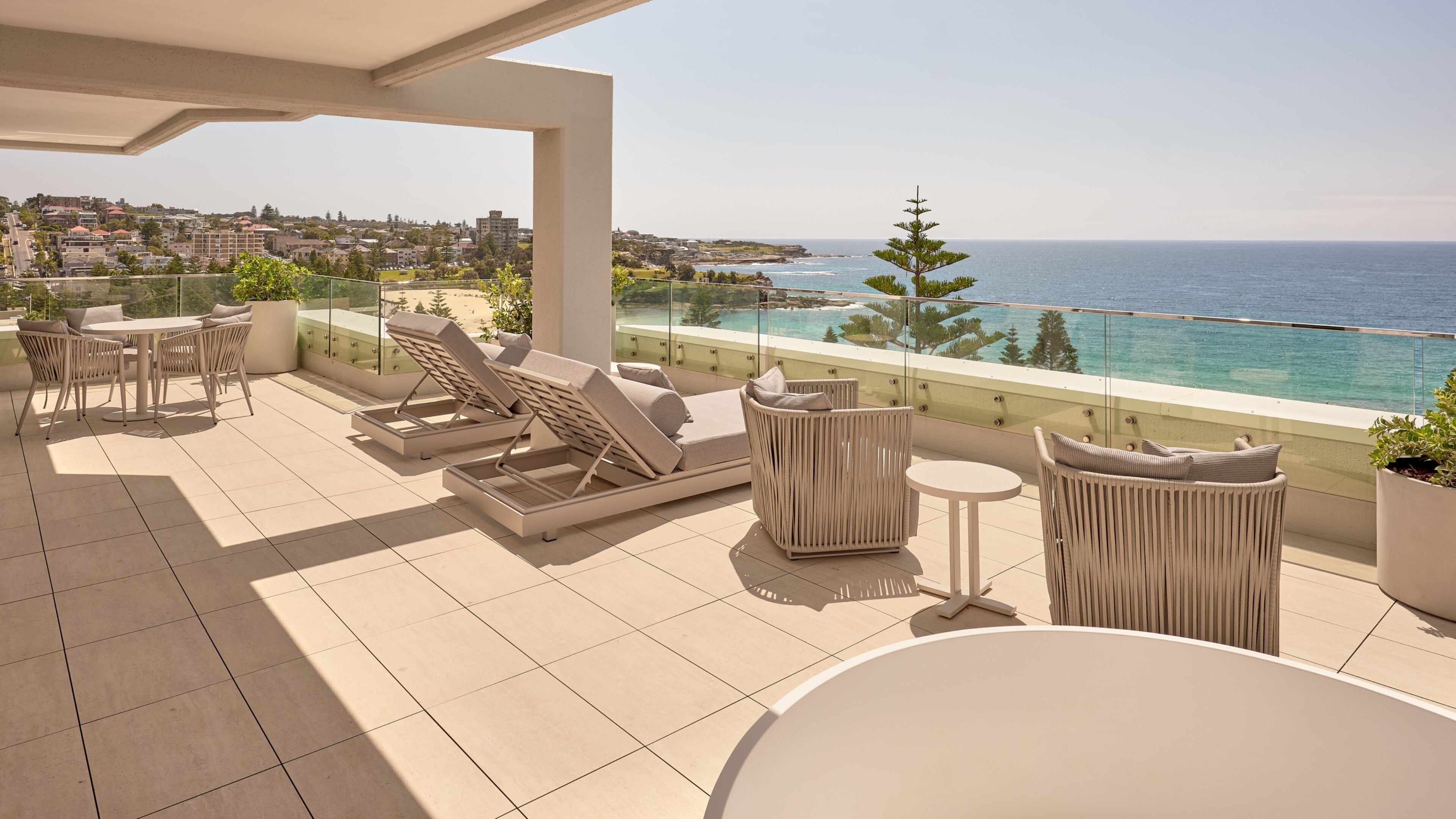 Suite (Coastal) | Minibar, coffres-forts dans les chambres, bureau