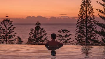 Piscine à débordement