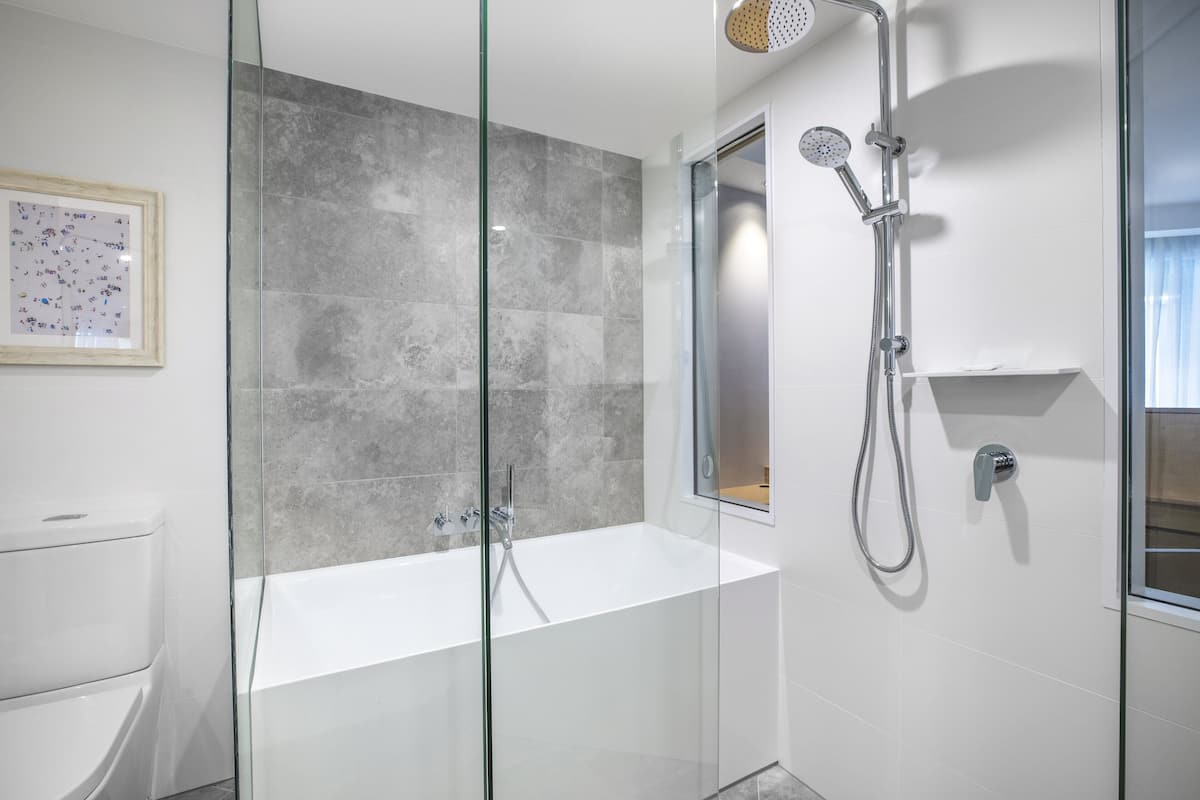 Habitació prèmium, 2 llits dobles, vistes a l'oceà | Bany | Combinació de dutxa i banyera i articles de tocador gratuïts