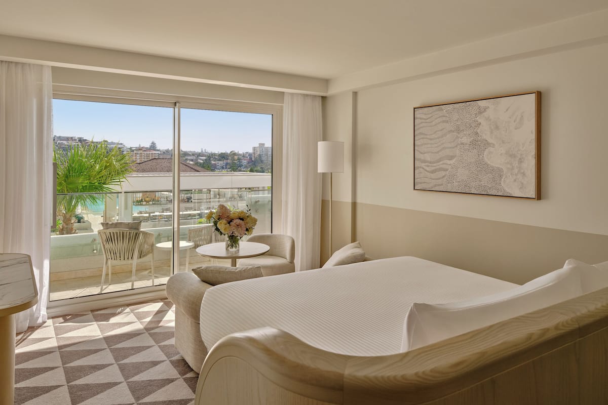 Premium Room, 1 King Bed, Pool View