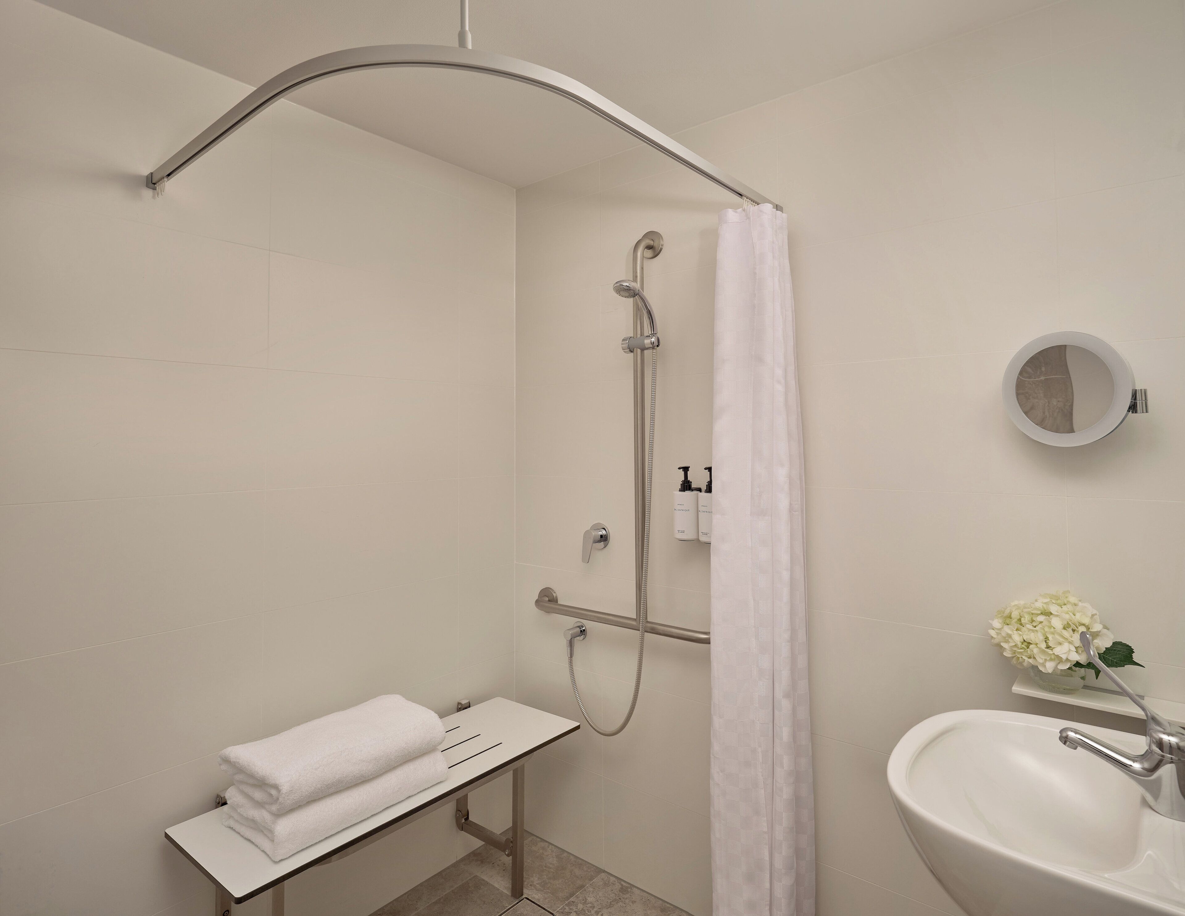 Habitación Premium, 1 cama doble, accesible para personas con discapacidad, frente al mar | Minibar, caja fuerte, escritorio y espacio para trabajar con un portátil