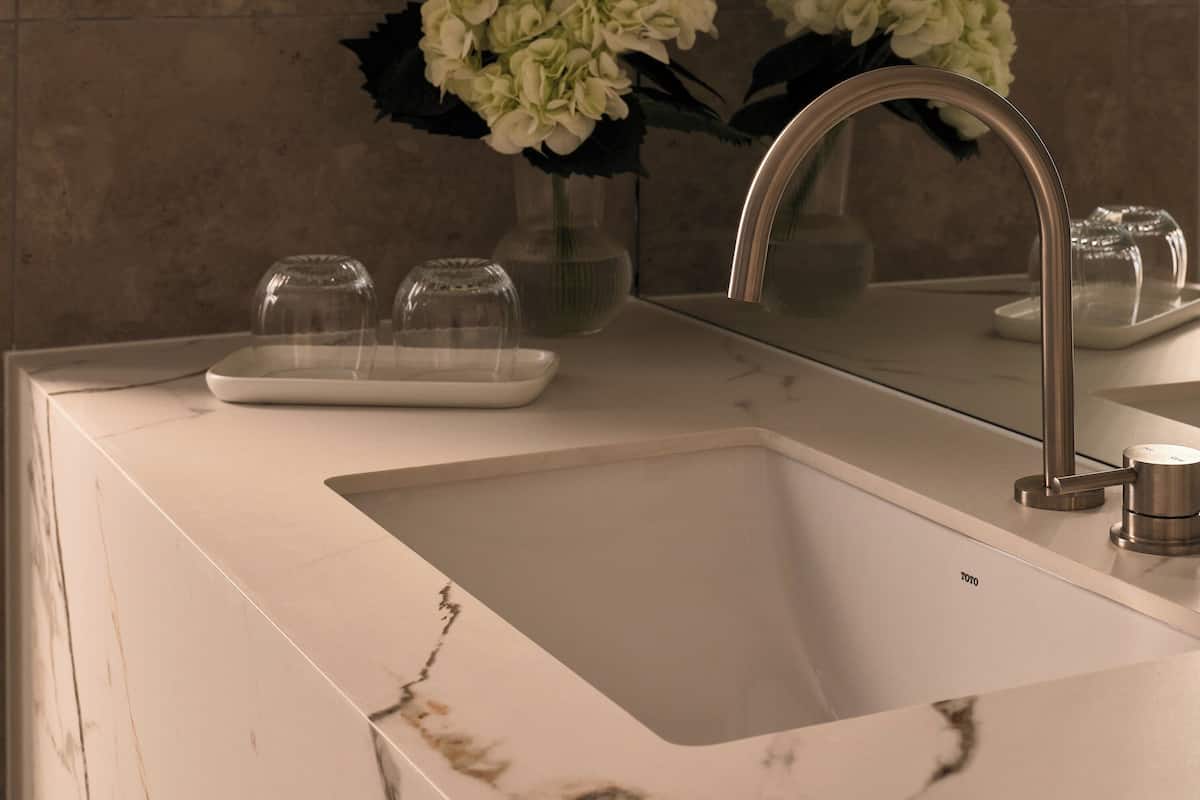 Tina con regadera, amenidades de baño gratuitas, secadora de cabello