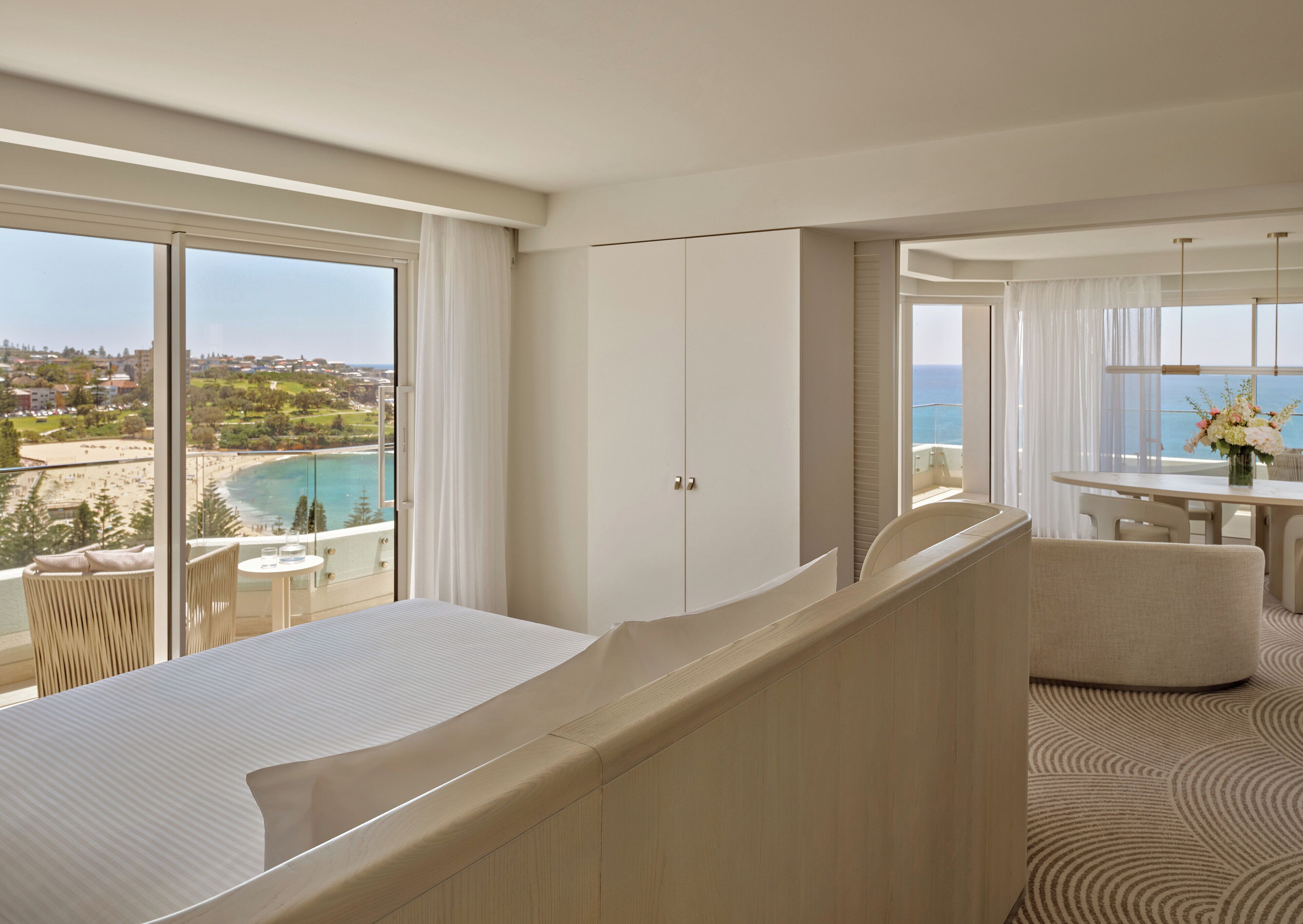 Habitación (Pacific) | Minibar, caja fuerte, escritorio y espacio para trabajar con un portátil