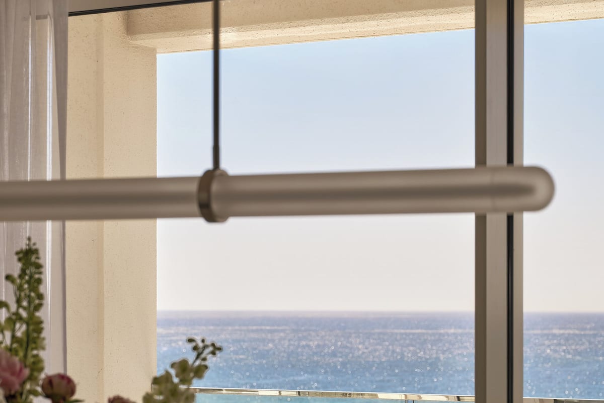 Habitación (Pacific) | Minibar, caja de seguridad en la habitación y escritorio