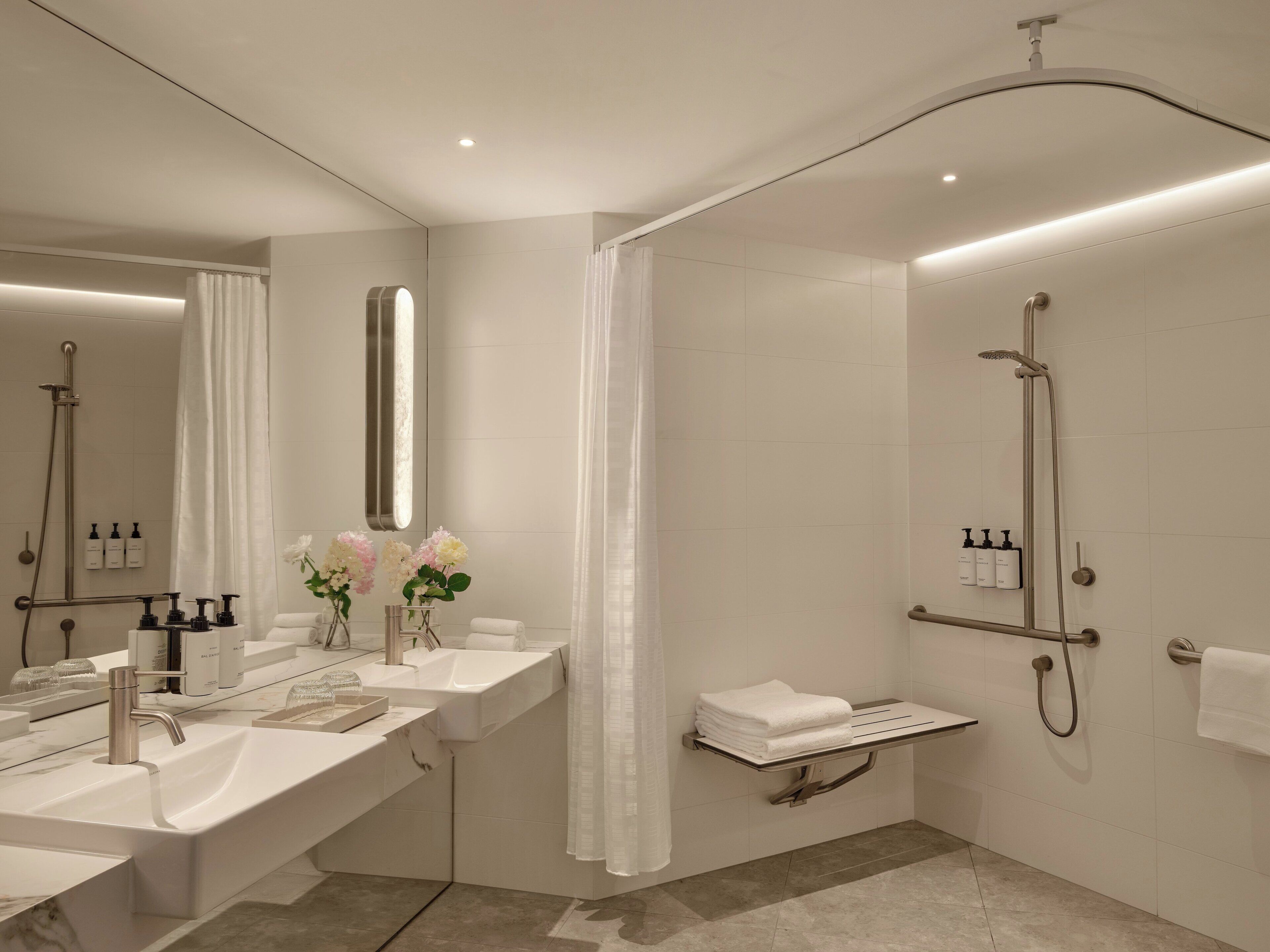 Suite junior, 1 cama doble, vistas al mar (Accessible) | Minibar, caja fuerte, escritorio y espacio para trabajar con un portátil