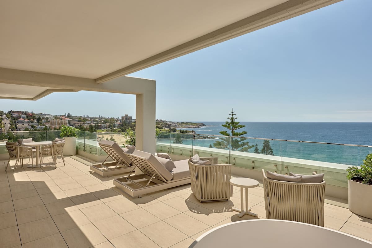 Suite (Coastal) | Een minibar, een kluis op de kamer, een bureau, een laptopwerkplek