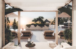 Piscine extérieure, chaises longues