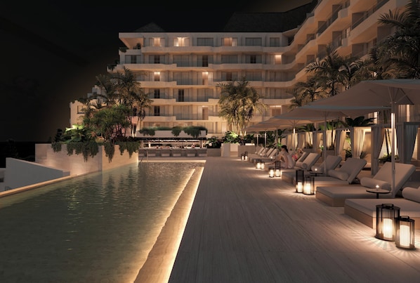 Piscine extérieure, chaises longues