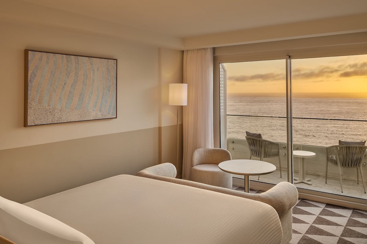 Minibar, in-room safe, desk, laptop workspace