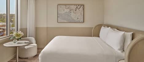 ジュニア スイート キングベッド 1 台 (Coogee View) | ミニバー、セーフティボックス (室内)、デスク、ノートパソコン用作業スペース